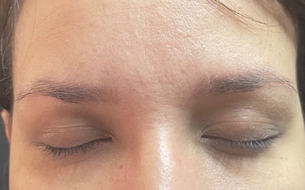 Cejas de una clienta antes del microblading
