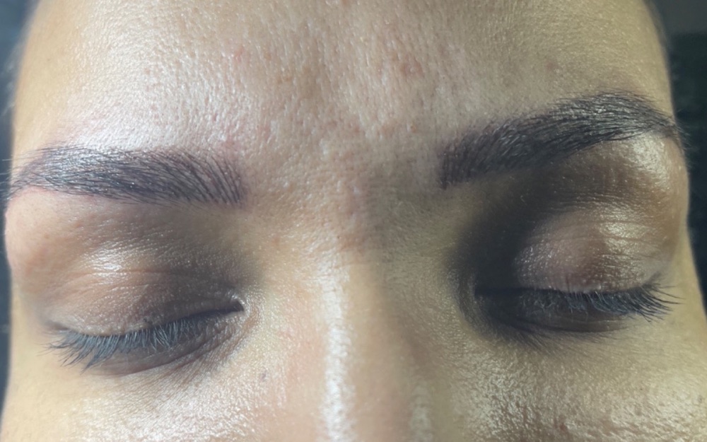 Cejas de la misma clienta después del microblading pelo a pelo