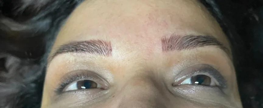 Cejas con microblading pelo a pelo recién realizado, con trazos finos que imitan el vello natural