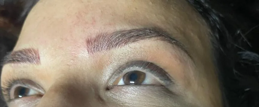 Detalle de cejas con trazos pelo a pelo